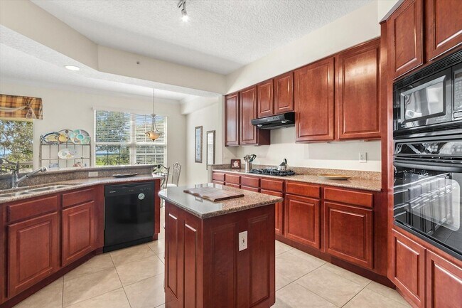 Building Photo - 215 S Ocean Grande Dr