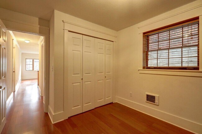 Building Photo - 215 17th Ave E