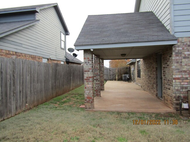 Building Photo - Crown Pointe Area!! PETS ARE NEGOTIABLE WI...