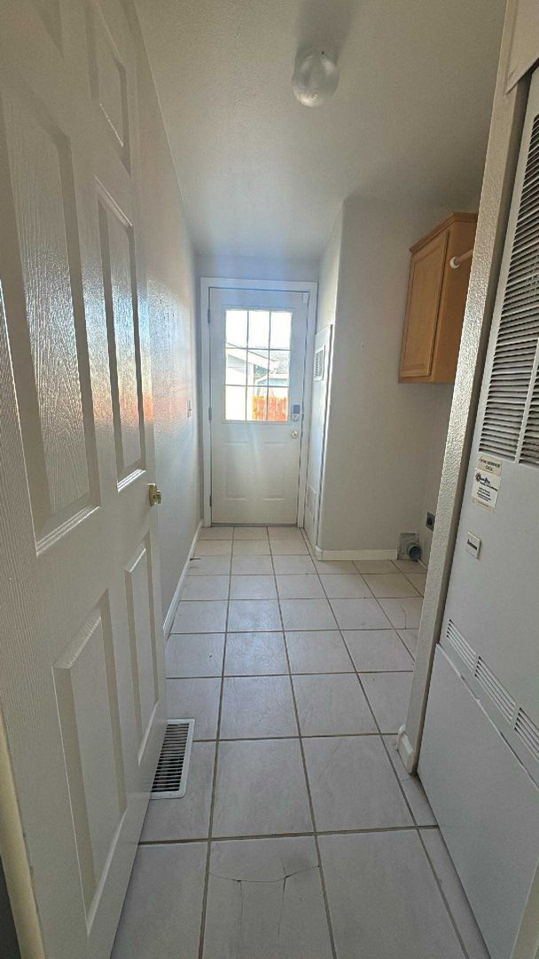 Building Photo - Cute home in gated community! 3/2