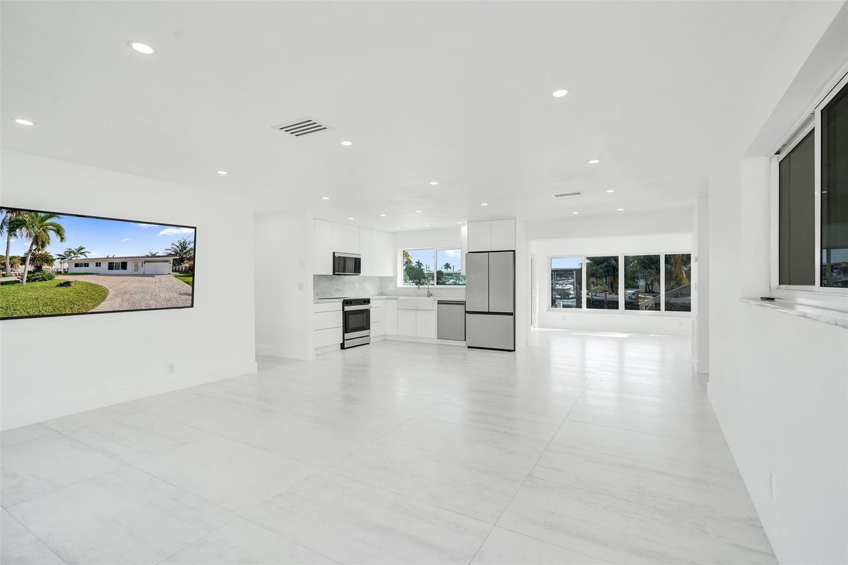 Building Photo - 1960 SE 5th Ct