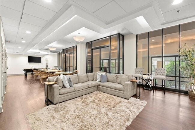 Building Photo - 3481 Lakeside Dr NE