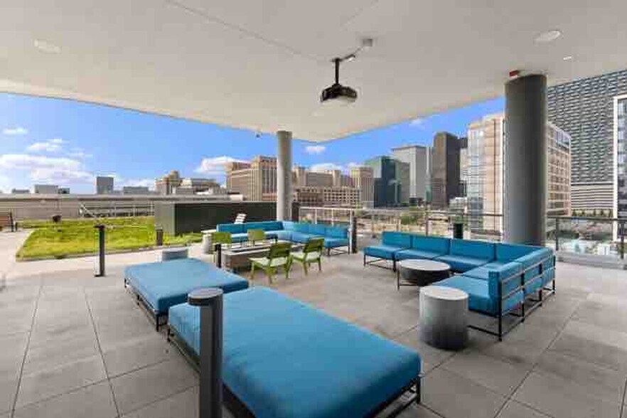 Building Photo - 347 S Clark St