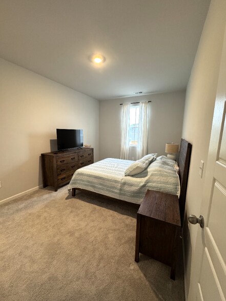 Building Photo - 145 Cypress Holw Dr