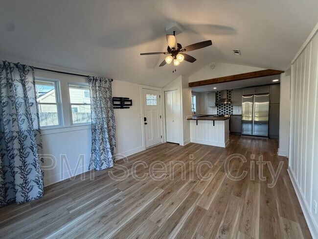 Building Photo - 607 Franklin St