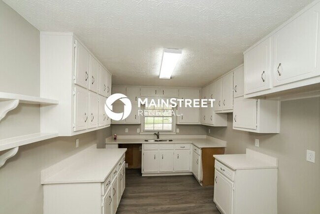 Building Photo - 3 Bedroom Pet-Friendly Home in Stockbridge...