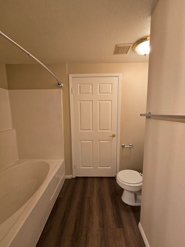 Building Photo - 1 bed, 1 bath condo with 2 car garage!!!