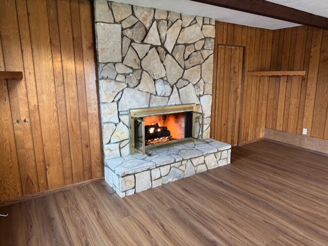Building Photo - Beautiful 3 bedroom 2 bath HOME . . .  Clo...