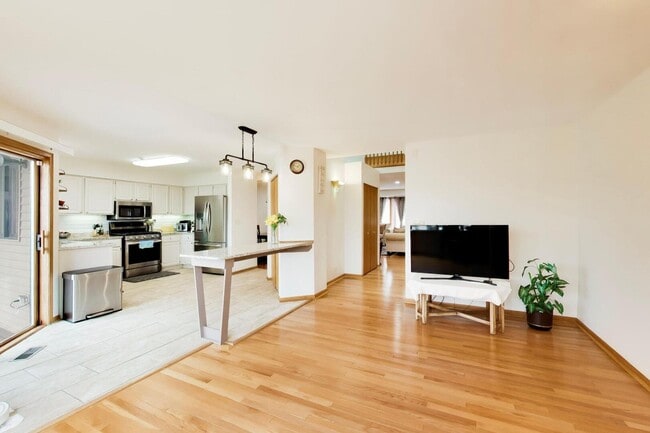 Building Photo - 943 W Essex Pl