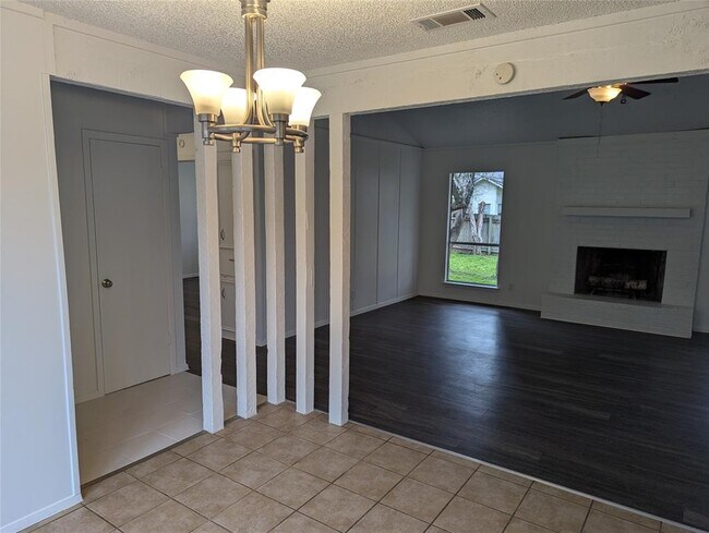 Building Photo - 907 S Riviera Cir