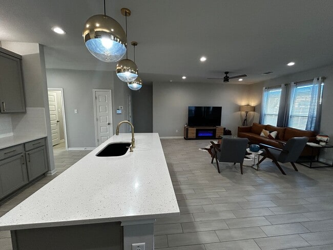 Building Photo - 3BR/2BA single-family home with fenced yard and attached garage in Jarrell, TX.