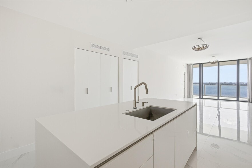 Building Photo - 700 NE 24th St