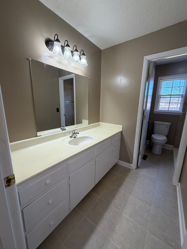 Building Photo - 1,640 Sq Ft | 4 Bed | 2 Bath