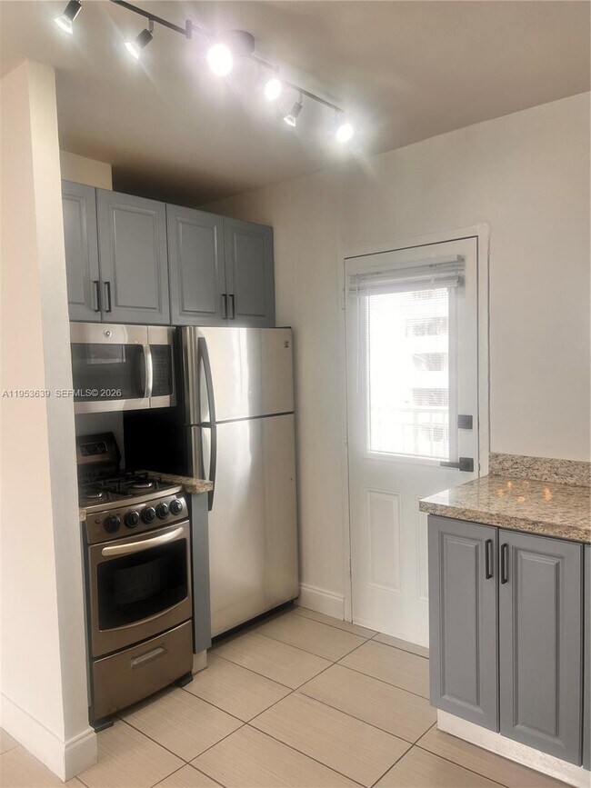 Building Photo - 1300 Lincoln Rd