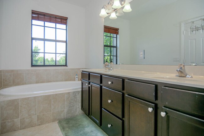 Building Photo - 10373 Wellington Parc Dr