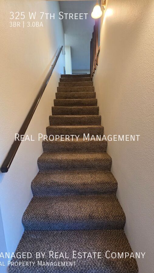 Building Photo - 325 W 7th St