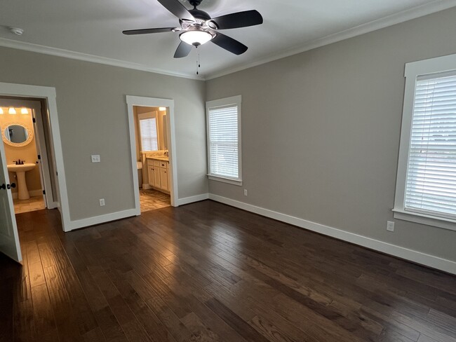 Building Photo - 5849 Longview Ln