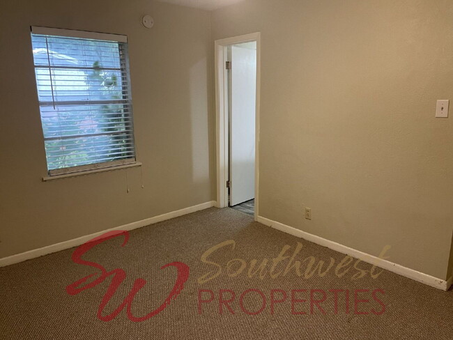 Building Photo - Charming 3 Bed / 2 Bath Home in a Quiet Central Neighborhood