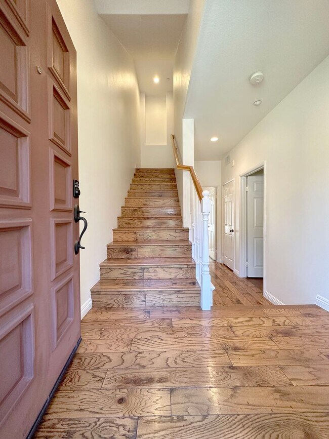 Building Photo - 2 BEDROOM 2.5 BATHROOM WITH LOFT HOME IN HIGHLY DESIRED BERKSHIRE TRACK
