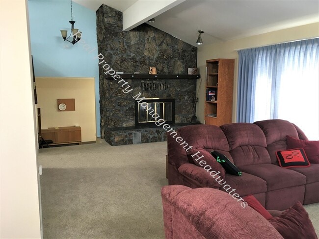 Building Photo - 5 Bedroom 3-1/2 Bath House For Rent