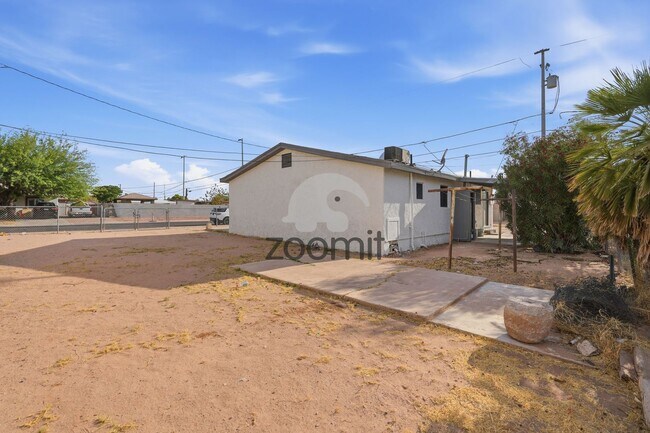Building Photo - Welcome home to this beautifully updated 3-bedroom, 2-bathroom