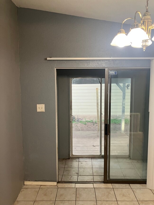 Building Photo - 6207 Valley King