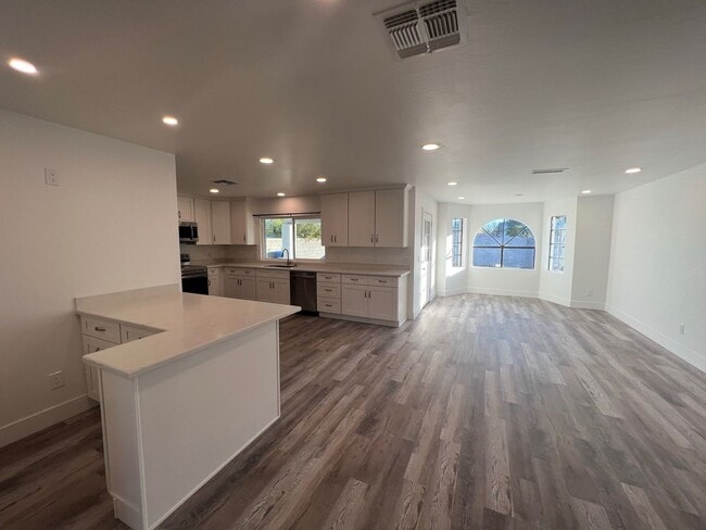 Building Photo - Remodeled 4 Bed/2 Bath in great ASU neighborhood
