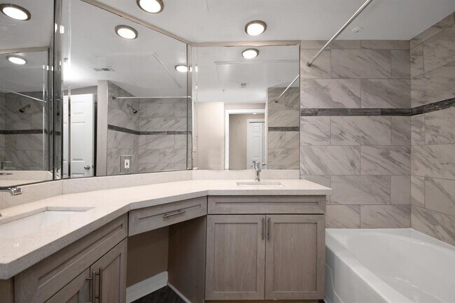 Building Photo - 3225 Woodland Park Dr