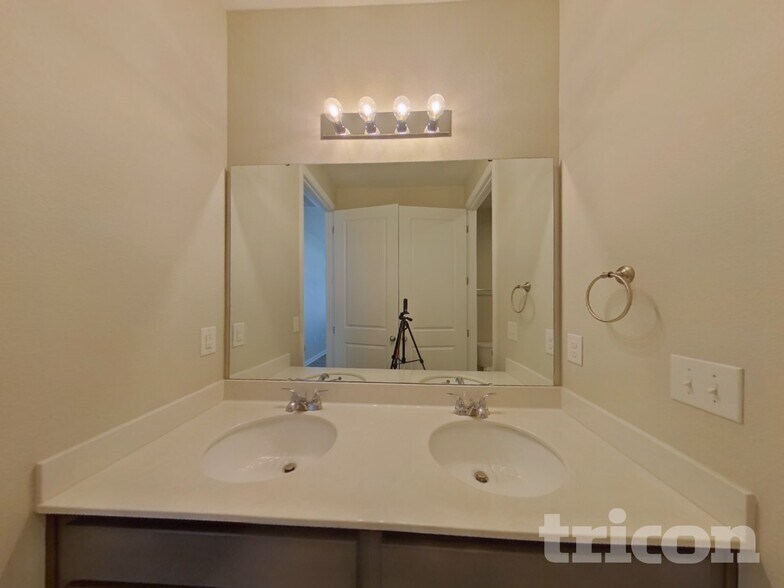 Building Photo - 371 Buchannan Dr