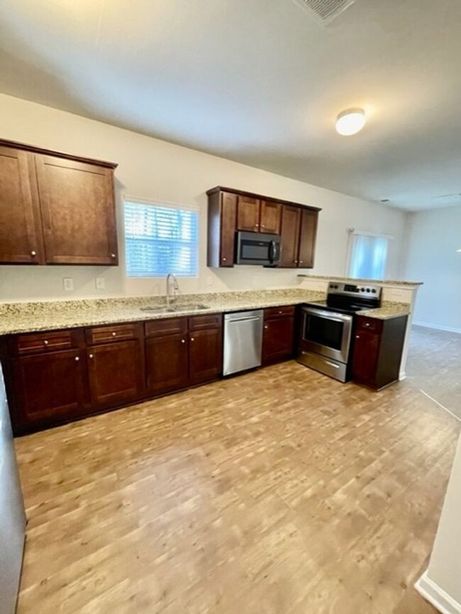 Building Photo - Luxurious 2 story 3 bedroom 2.5 bath Townh...