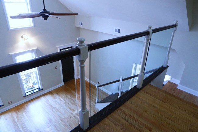 Building Photo - 1033 N Hermitage Ave