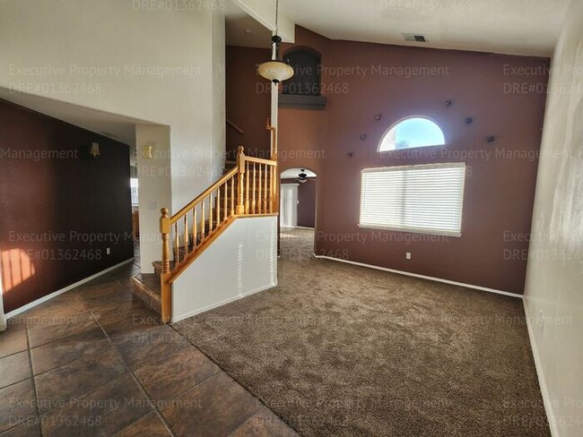 Building Photo - 2 story home with 4 bedrooms, 2.5 bathroom...