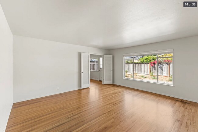 Building Photo - Light and Bright 3 Bedroom/ 2 Bath Home on...
