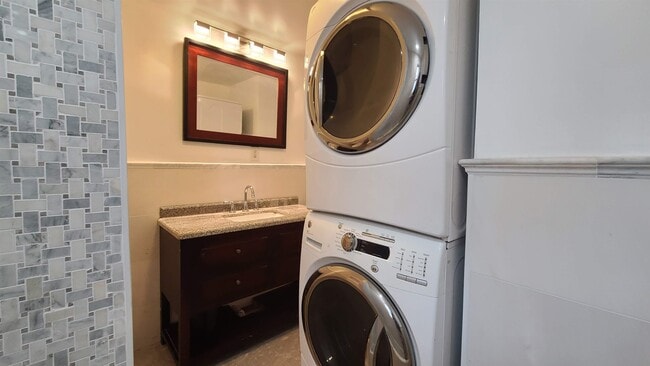 Building Photo - 476 GREGORY Ave