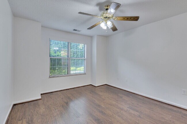 Building Photo - Welcome to Parkview Condos! This beautiful...