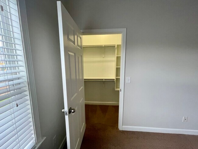 Building Photo - 1047 McKenna Dr