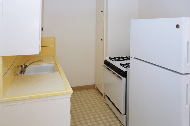 Building Photo - Kenwood Apartments 2426