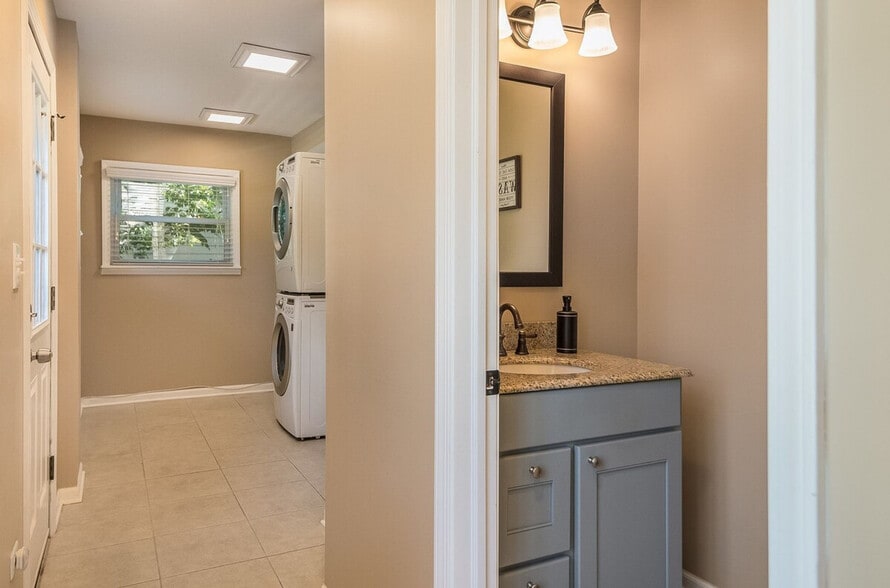 Building Photo - 346 W Morris Ave