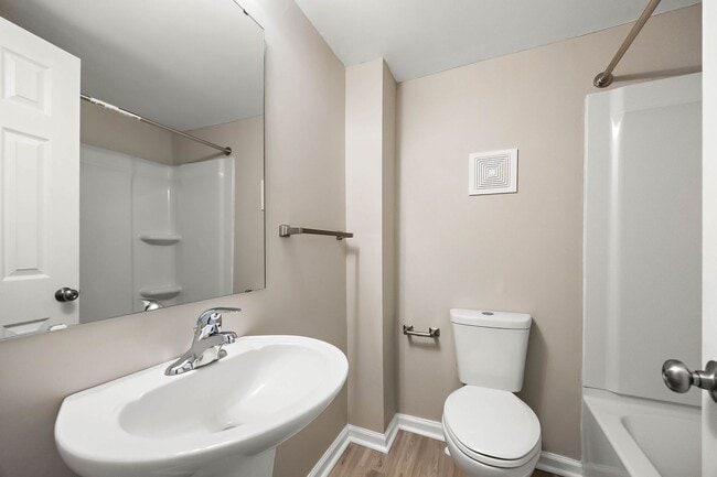 Building Photo - 3 Bedroom townhouse in Wilmington