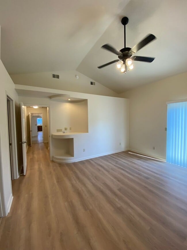 Building Photo - Vacaville 3bed/2bath home! Open floor plan...