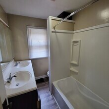 Building Photo - Near East 3BR/1BA House ready to LEASE!