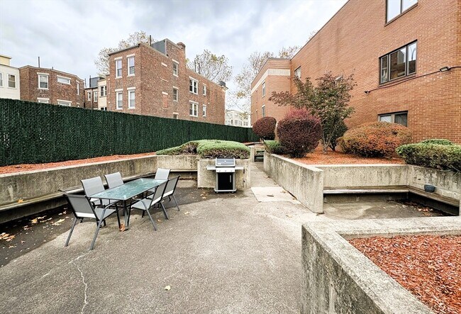 Building Photo - 28 Parkman St