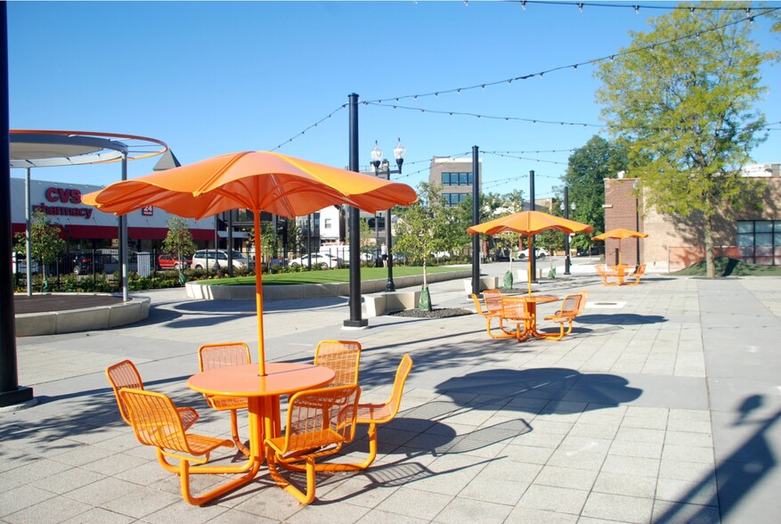 Building Photo - 2117 W Berteau Ave