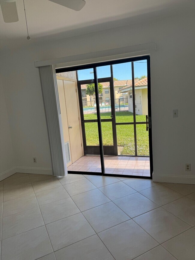 Building Photo - 6772 Palmetto Cir S