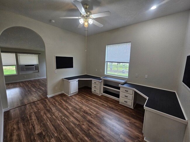 Building Photo - Spacious Home on 5 Acres For Rent!
