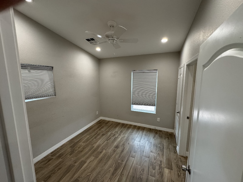 Building Photo - 1558 W 5th St