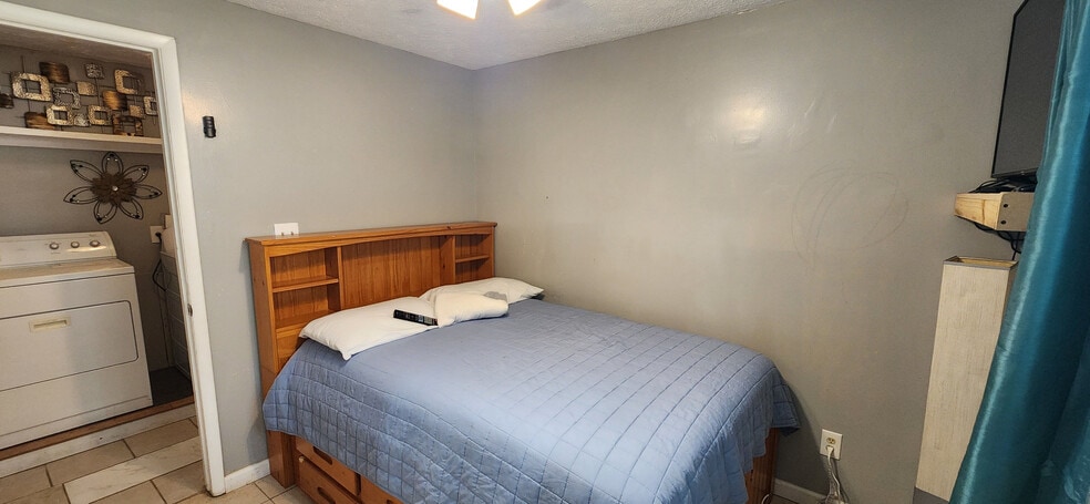 Building Photo - Room in House on White Oak Trail