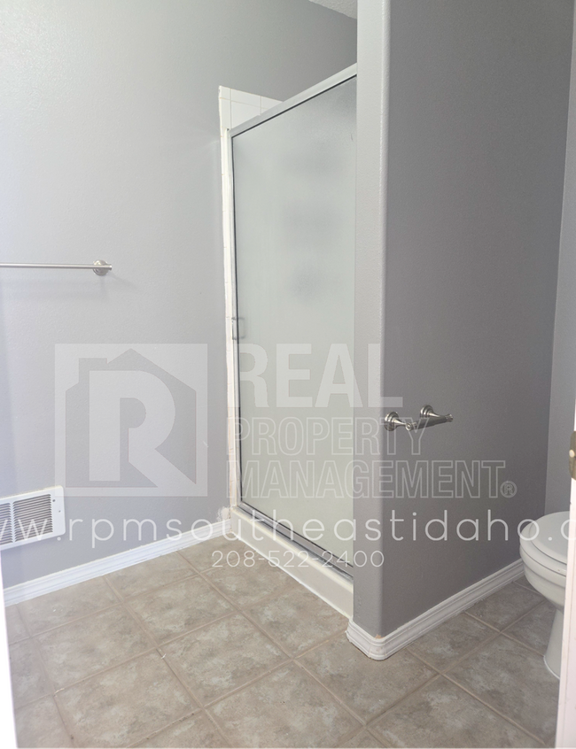 Building Photo - Spacious & Updated 4 Bedroom, 3 Bathroom Twin Home in Ammon (Idaho Falls) for Rent by Real Proper...