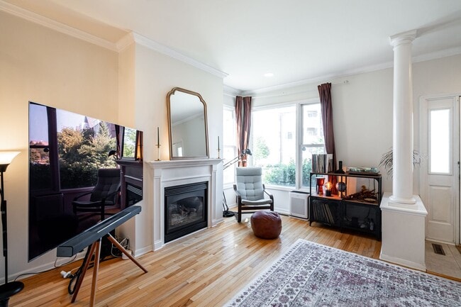 Building Photo - Live steps from Lake Michigan in this spac...