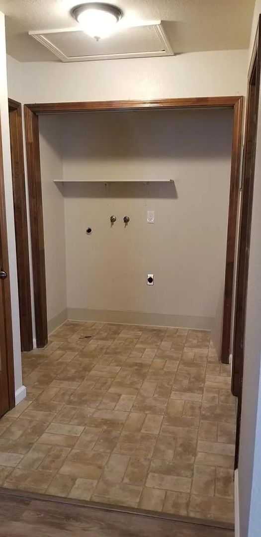 Building Photo - 3 Bed, 1.5 Bath Duplex